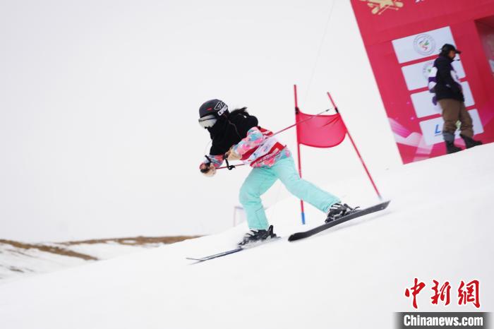 全国青少年滑雪巡回赛宁夏站在泾源县六盘山下