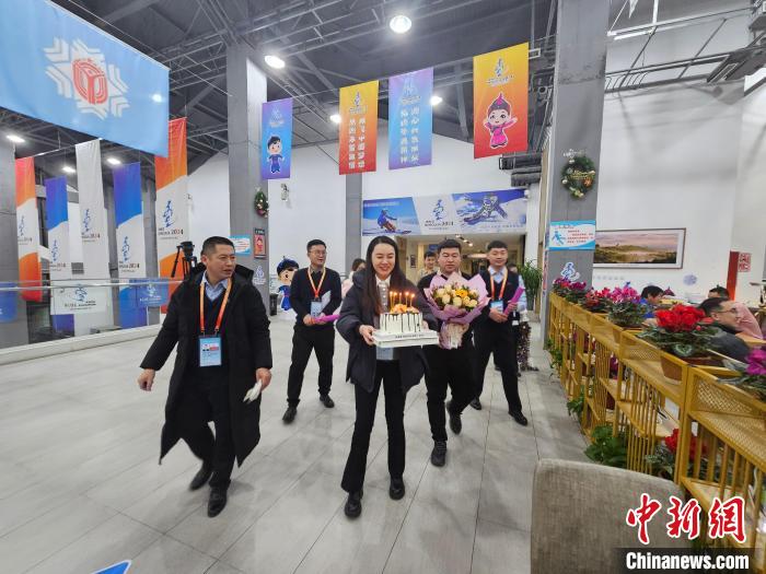 十四冬喀喇沁赛区暖心瞬间：赛事之余为裁判刘