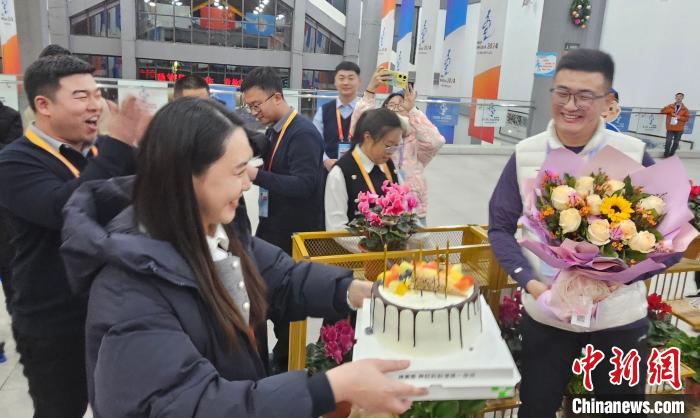 十四冬喀喇沁赛区暖心瞬间：赛事之余为裁判刘