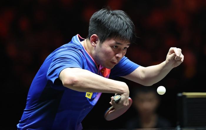 林诗栋在WTT中国大满贯男单决赛中力克马龙夺冠