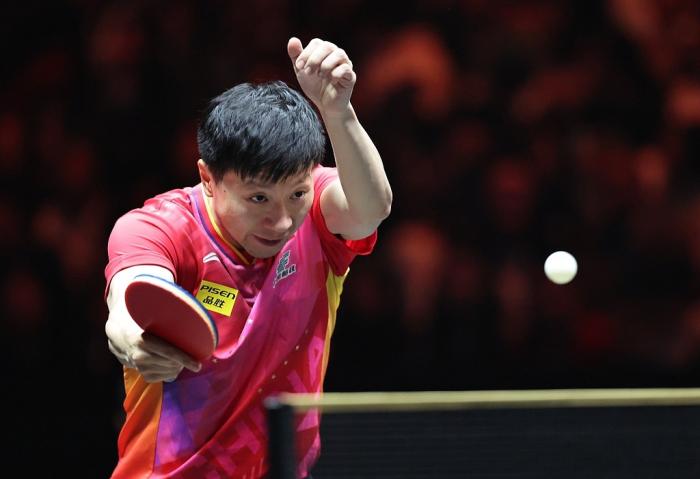 林诗栋在WTT中国大满贯男单决赛中力克马龙夺冠