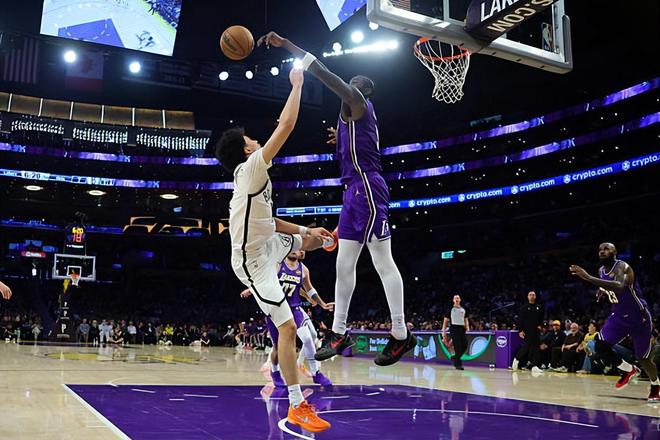 湖人末节发力擒篮网 艾顿高效表现难掩战术局限