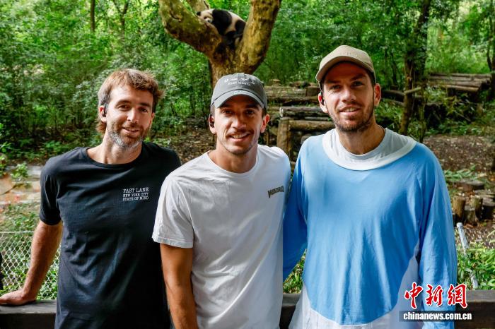 网球球星成都打卡大熊猫基地 金秋赛事引爆城市