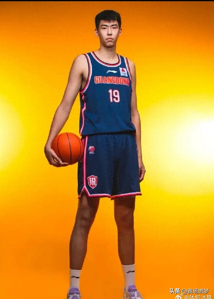 徐昕逆袭获NBA试训邀请 从大番薯到国际舞台的蜕